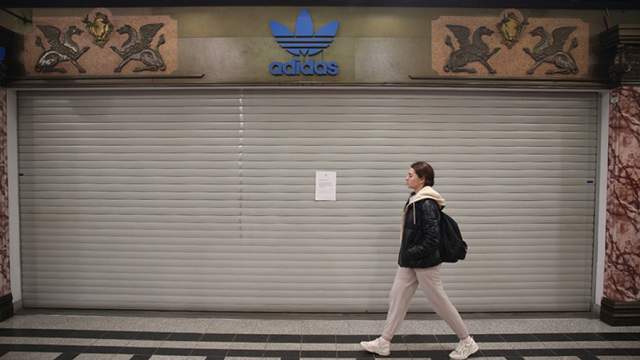 Фото - Компания Adidas начала отказываться от своих магазинов в России