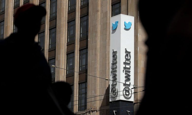 Фото - Verge: люди с коробками у здания Twitter в США могли притворяться уволенными сотрудниками